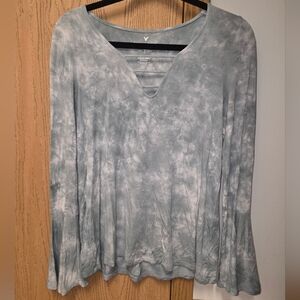 2 American Eagle Long sleeve shirts